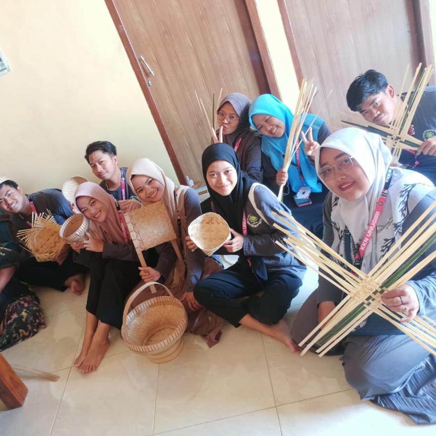 KKN 41 Unugiri Mendorong Potensi Lokal dengan Suport Pengembangan Kerajinan Bambu di desa Sumuragung
